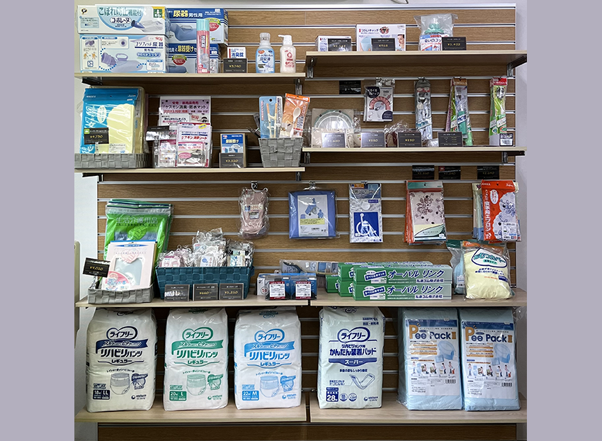 オムツやパッドのサンプル、エプロンや自助具