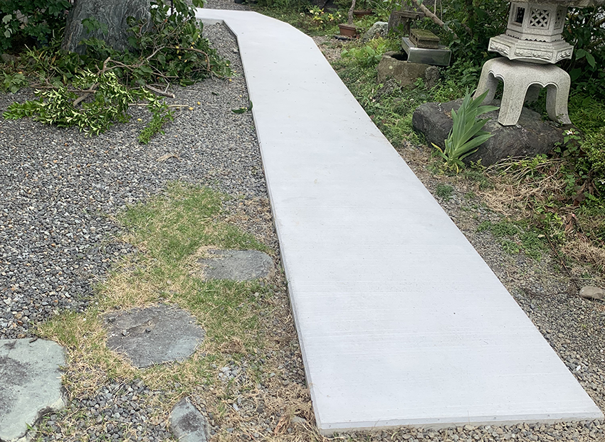 庭のコンクリートの道