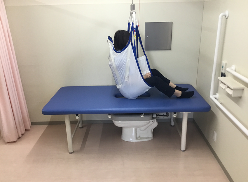 介護リフトと吊り具を使用しトイレベッドへ移乗