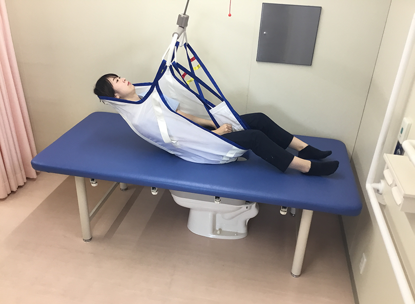 開口部に合わせてベッド面へ下降
